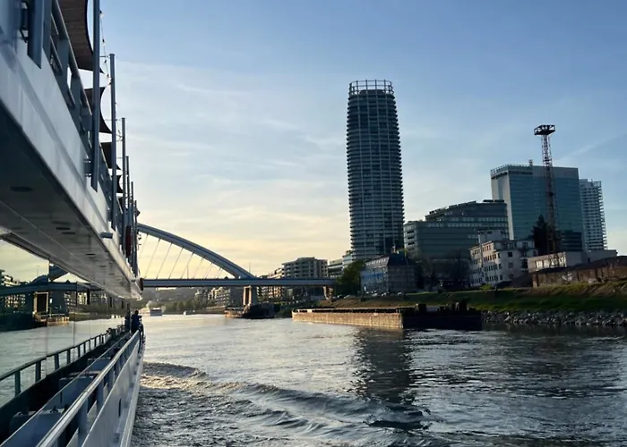 Modern Near Train Station #11 アパート ブラチスラヴァ